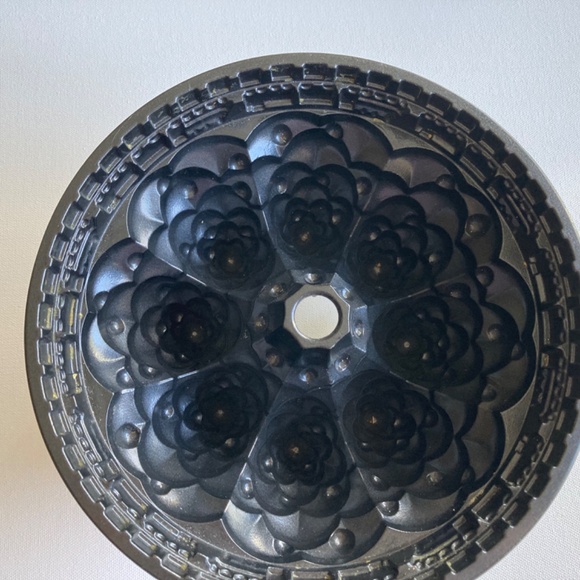 Nordicware Christmas Tree Bundt Cake form Heavy duty Pan - Picture 2 of 5